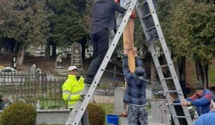 Obnova centrálneho kríža na obecnom cintoríne